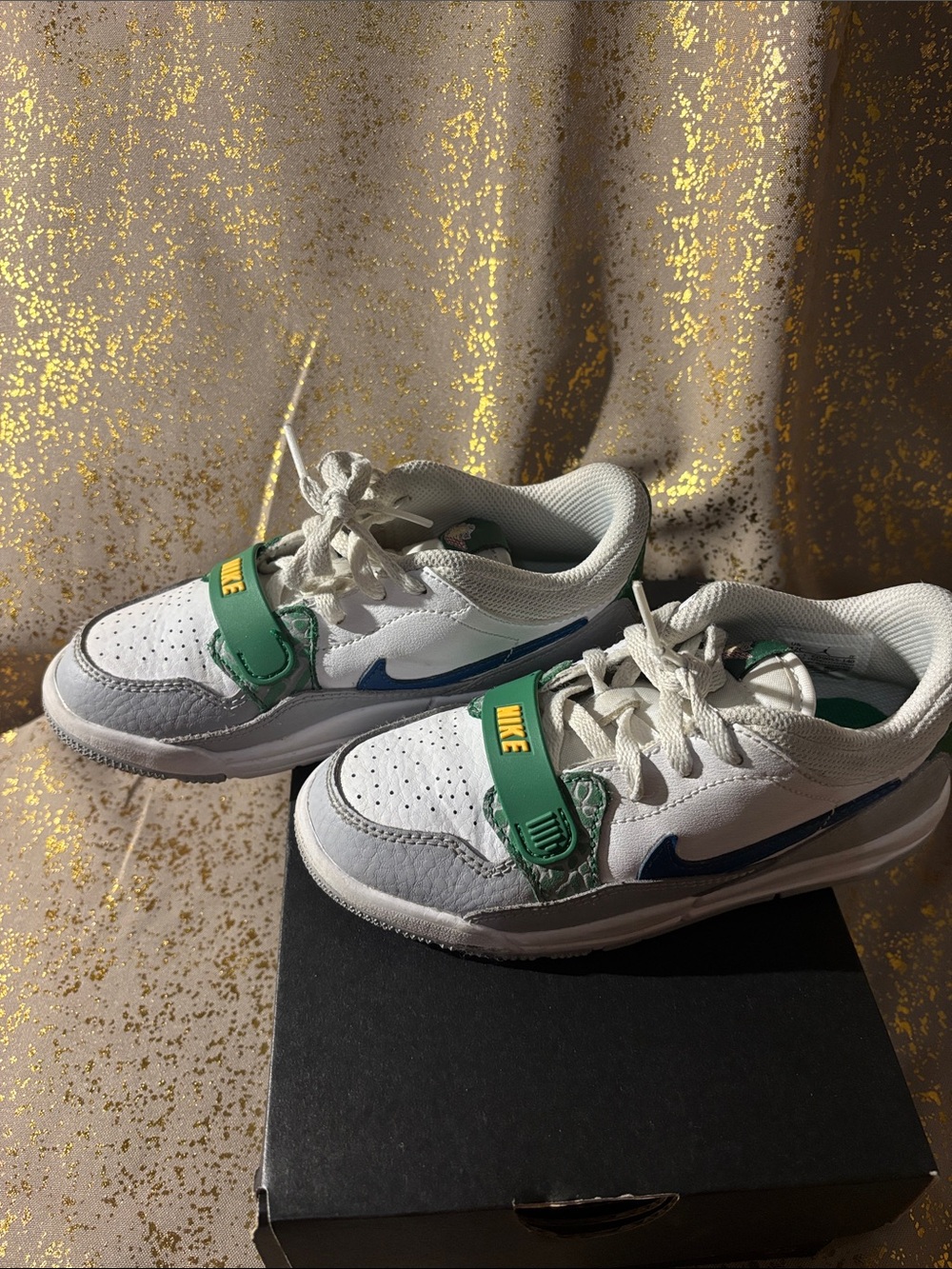 Nike Kids White and Green Sneakers with Yellow Logo - Picture 5 of 6